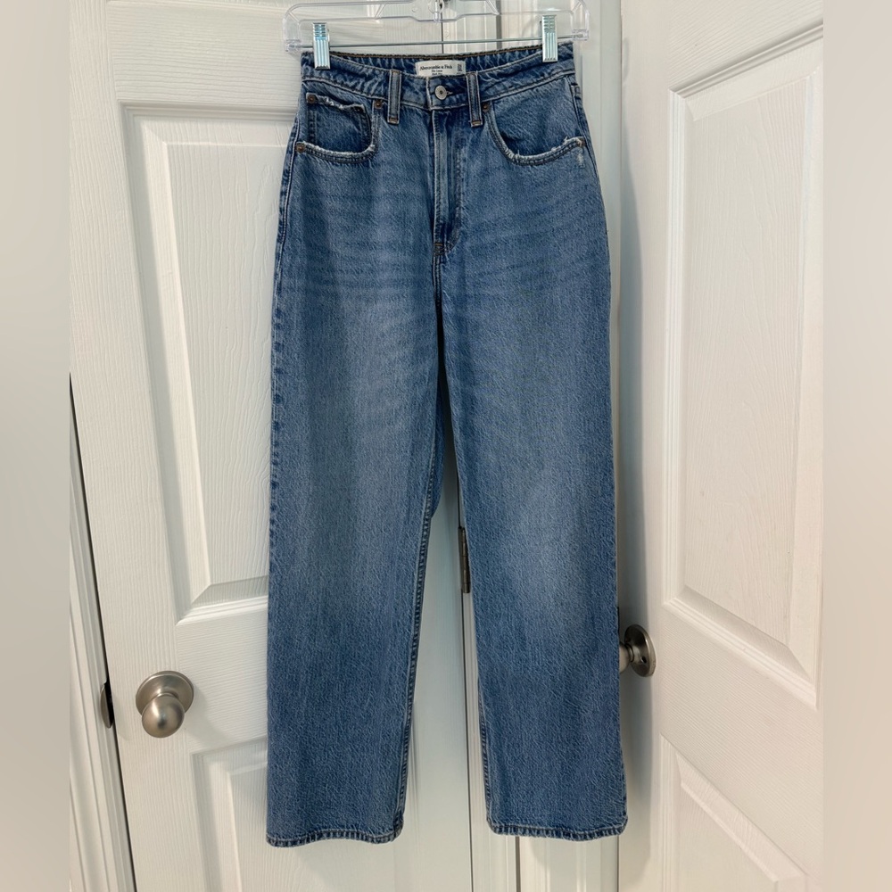 Abercrombie & fitch the loose high rise jean size24 inseam 28” medium blue denim